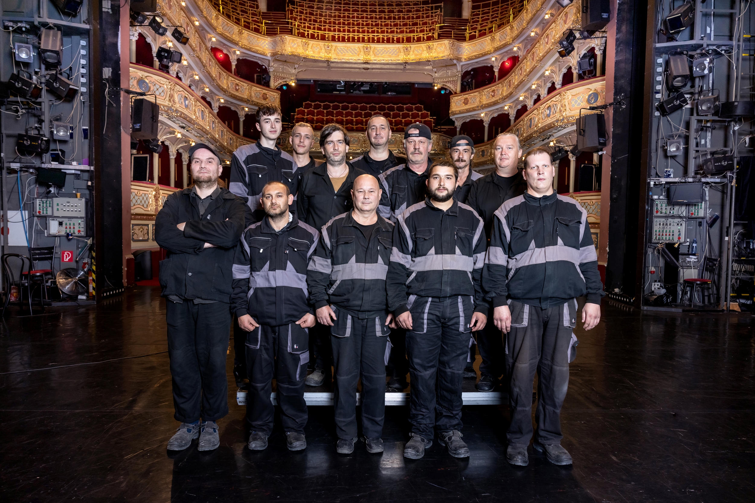 Hore zľava: Kevin Guľa, Roland Kromka, Ervín Minarčík, Peter Mackových, Peter Leysek (už nie je zamestnancom divadla), Štefan Kertész, Koloman Rapoš, dole zľava: Martin Stanko (ťahár), Marián Kaleja, Dalibor Ťakuš, Miroslav Kula, nie sú na fotografii: Juraj Jurko, Peter Guzán, Michal Daňko, Damián Guľa, Ivan Mikloš, Tibor Patay, Peter Borza, Ján Šraga (ťahár), Jozef Trčka (ťahár)