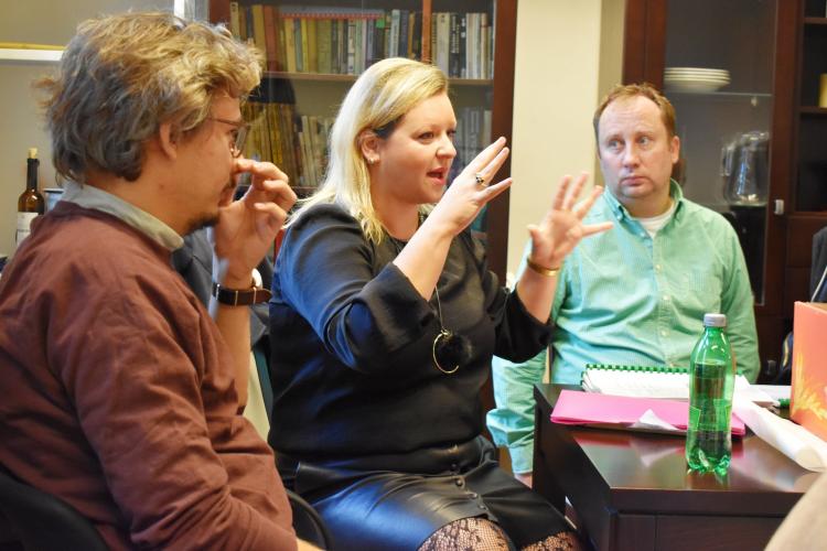 Režisérka Adriana Totiková na jednej z prvých čítačiek novej inscenácie Škola žien