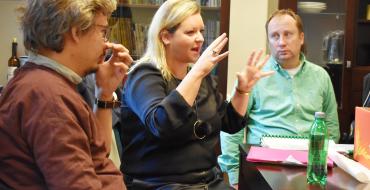 Režisérka Adriana Totiková na jednej z prvých čítačiek novej inscenácie Škola žien