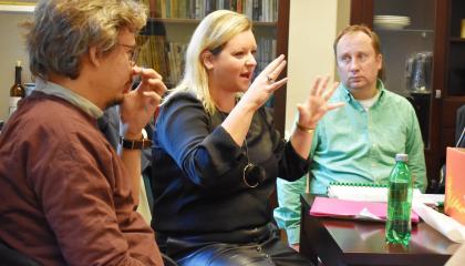 Režisérka Adriana Totiková na jednej z prvých čítačiek novej inscenácie Škola žien