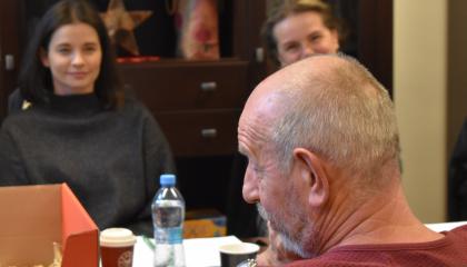 Titulnú postavu Arnolfa hrá Ivan Krúpa, pre ktorého je Škola žien aj „darčekom“ k okrúhlemu životnému jubileu